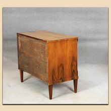 Laden Sie das Bild in den Galerie-Viewer, Nr. 4905 Kommode, Biedermeier, Nussbaum furniert, Frankreich um 1820