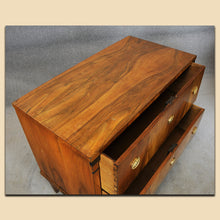 Laden Sie das Bild in den Galerie-Viewer, Nr. 4905 Kommode, Biedermeier, Nussbaum furniert, Frankreich um 1820