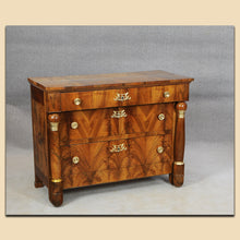 Laden Sie das Bild in den Galerie-Viewer, Nr. 4906 Kommode, Biedermeier, Nussbaum furniert, Frankreich um 1815