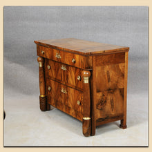 Laden Sie das Bild in den Galerie-Viewer, Nr. 4906 Kommode, Biedermeier, Nussbaum furniert, Frankreich um 1815