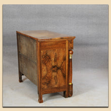 Laden Sie das Bild in den Galerie-Viewer, Nr. 4906 Kommode, Biedermeier, Nussbaum furniert, Frankreich um 1815