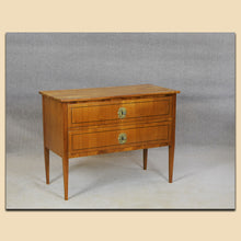 Laden Sie das Bild in den Galerie-Viewer, Nr. 4908 Kommode, Biedermeier, Kirschbaum furniert, Frankreich um 1820