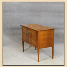 Laden Sie das Bild in den Galerie-Viewer, Nr. 4908 Kommode, Biedermeier, Kirschbaum furniert, Frankreich um 1820