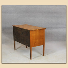 Laden Sie das Bild in den Galerie-Viewer, Nr. 4908 Kommode, Biedermeier, Kirschbaum furniert, Frankreich um 1820