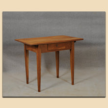 Laden Sie das Bild in den Galerie-Viewer, 4919 Biedermeier Tisch, Kirschbaum massiv, süddeutsch um 1820