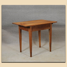 Laden Sie das Bild in den Galerie-Viewer, 4919 Biedermeier Tisch, Kirschbaum massiv, süddeutsch um 1820