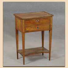 Laden Sie das Bild in den Galerie-Viewer, 4955 Kommödchen, Biedermeier, Nussbaum und Kirschbaum furniert, süddeutsch um 1820 (Kopie)