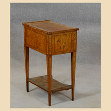 Laden Sie das Bild in den Galerie-Viewer, 4955 Kommödchen, Biedermeier, Nussbaum und Kirschbaum furniert, süddeutsch um 1820 (Kopie)