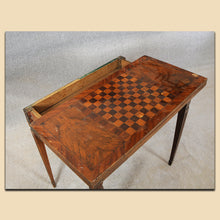 Laden Sie das Bild in den Galerie-Viewer, 4926 Spieltisch / Schachtisch, Biedermeier, Nussbaum furniert, süddeutsch um 1820