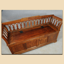 Laden Sie das Bild in den Galerie-Viewer, 4918 Biedermeier Truhenbank, Kirschbaum massiv, süddeutsch um 1820