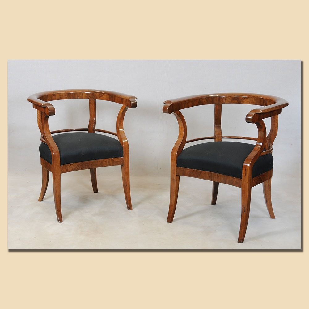 4291 Paar Biedermeier Armlehnstühle, Nussbaum massiv und furniert, Österreich um 1820