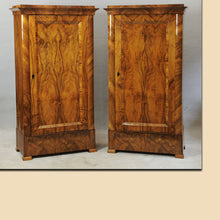 Laden Sie das Bild in den Galerie-Viewer, Paar Biedermeier Schränke Nr. 4481, Nussbaum furniert, Österreich um 1820