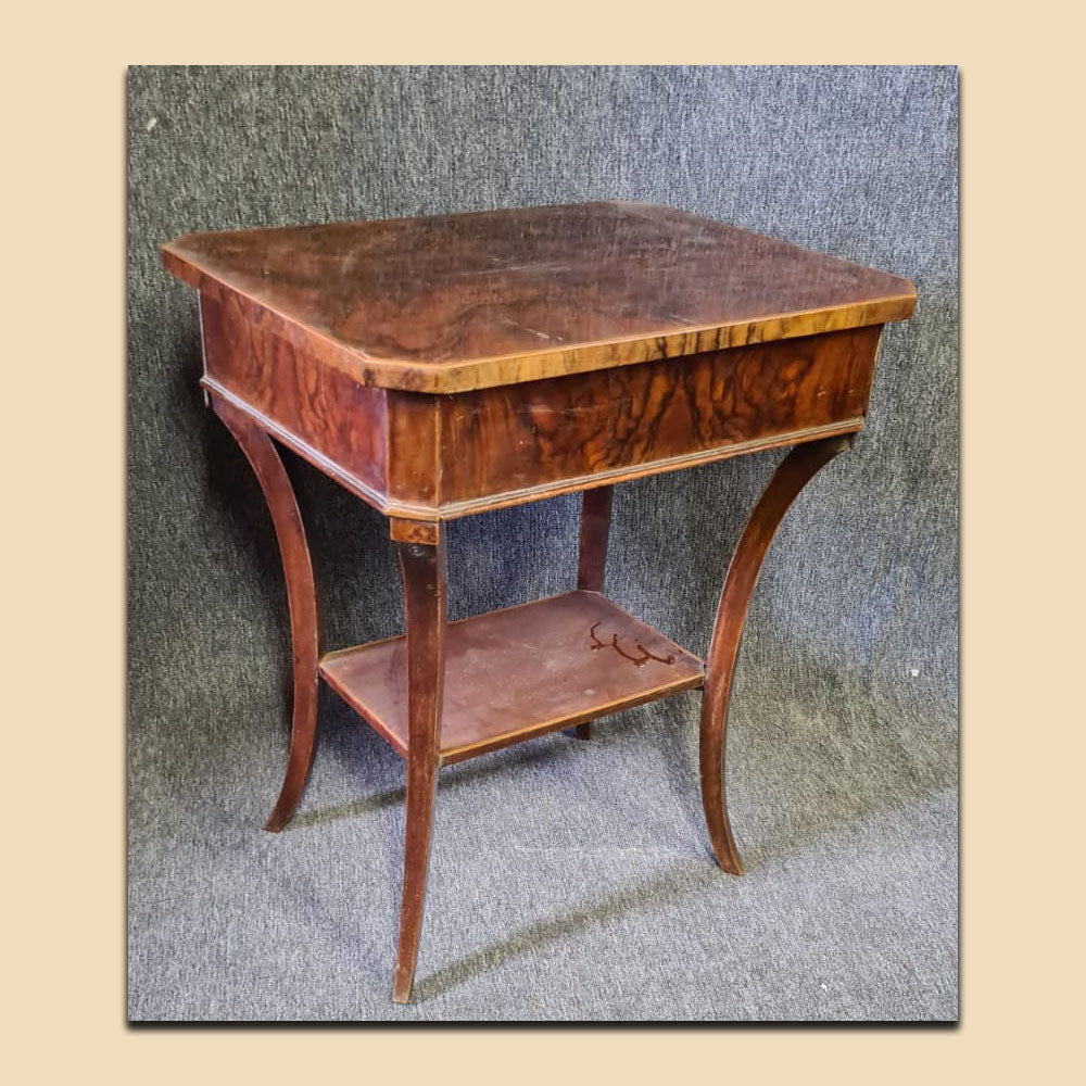 Biedermeier Salontischchen Nr. 4494, Nussbaum furniert, Österreich um 1820