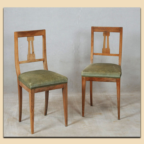 Paar Biedermeier Stühle Nr. 4572, massiv Nussbaum, süddeutsch um 1820