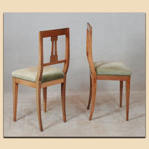 Paar Biedermeier Stühle Nr. 4572, massiv Nussbaum, süddeutsch um 1820