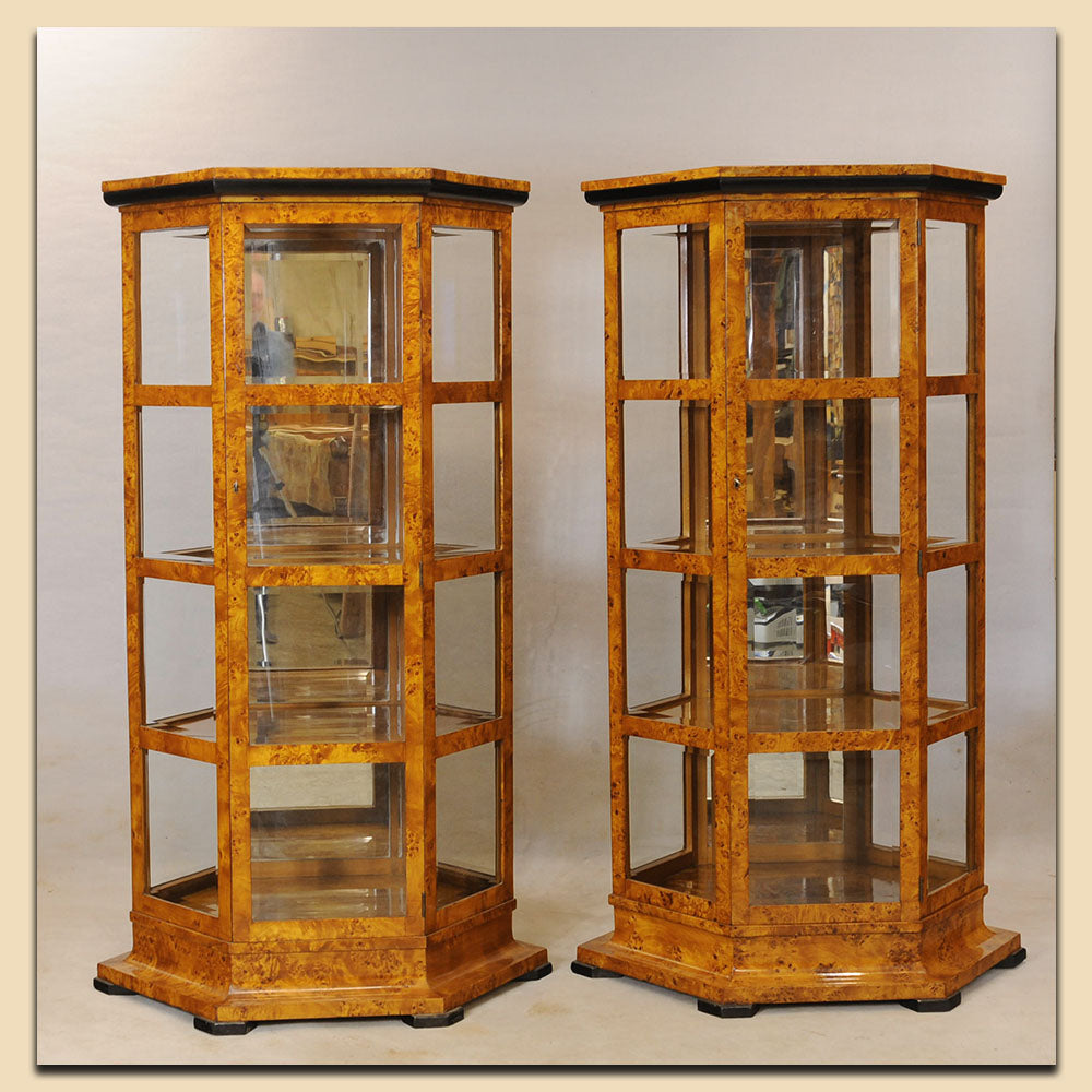 Paar Vitrinen, Art Deco Nr. 4619, Vogelaugenahorn furniert, süddeutsch um 1920